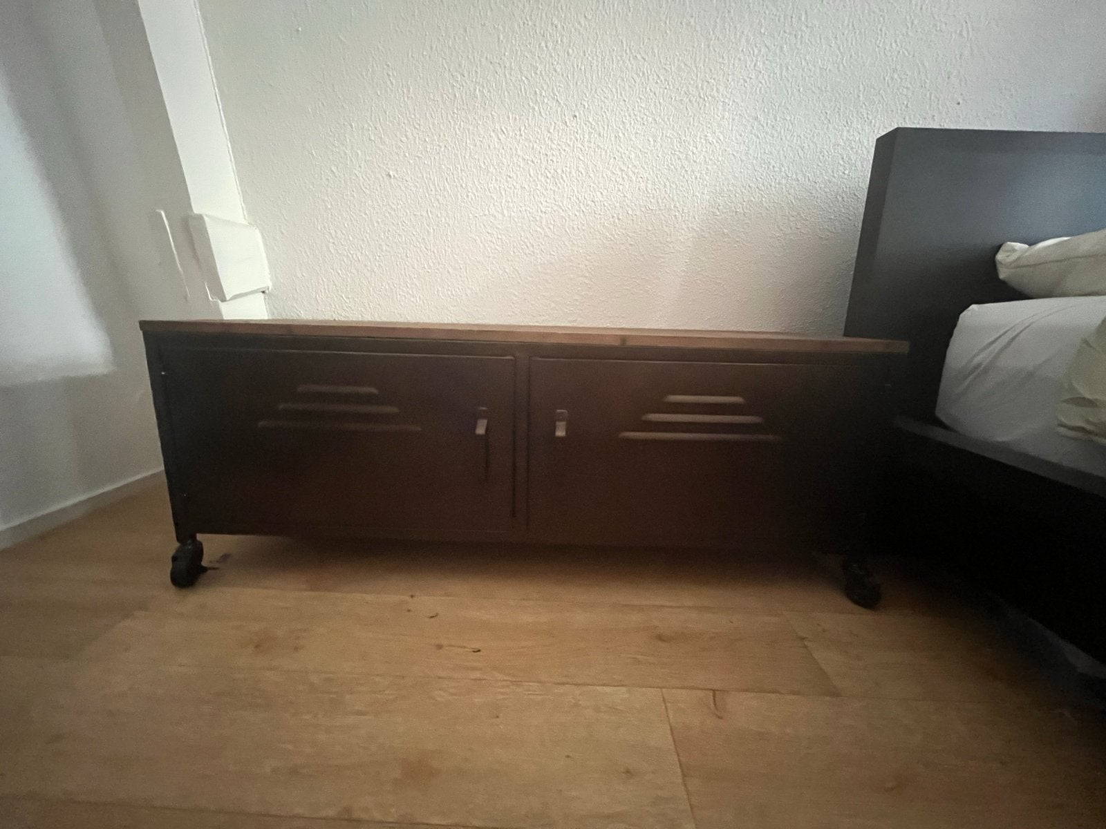 Industrieel tv-meubel op wieltjes, L115xD40xH43cm, Ophalen, 100 tot 150 cm, Zo goed als nieuw, Minder dan 100 cm