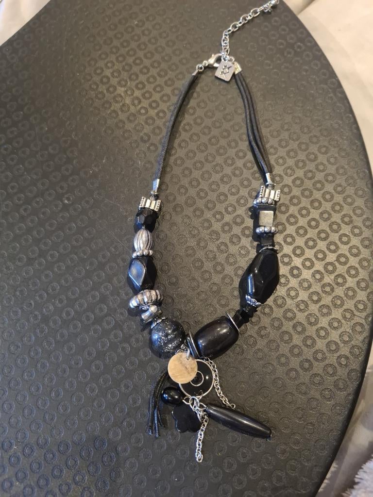 Zwarte Behave ketting met kralen en hanger, Ophalen, Gebruikt, Zwart, Overige materialen
