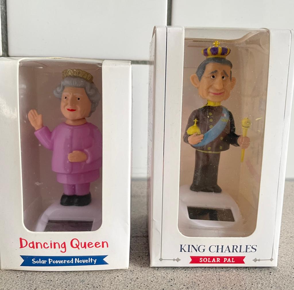 King Charles III Queen Elizabeth solar figuur zwaai poppetje, Ophalen of Verzenden, Zo goed als nieuw, Kaart, Foto of Prent