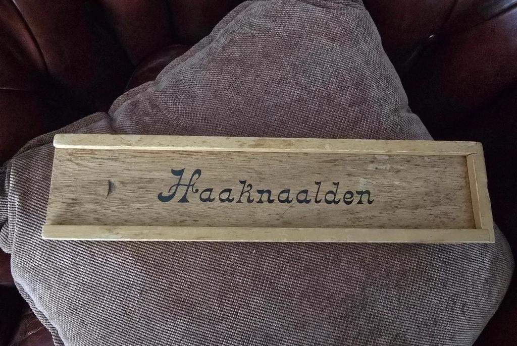 Vintage haaknaalden doosje met inhoud, Hobby en Vrije tijd, Breien en Haken, Ophalen of Verzenden