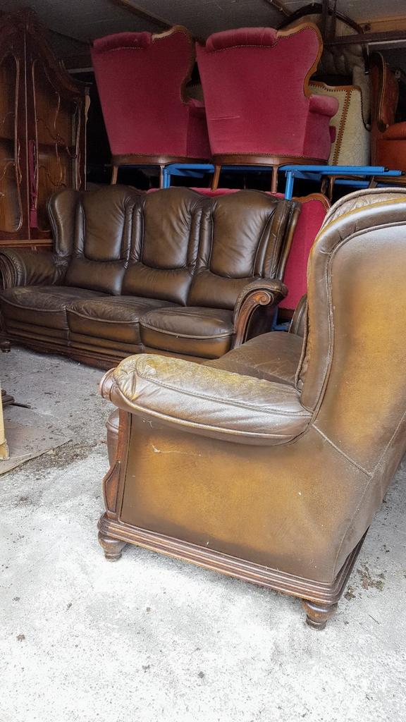 Klassiek leder bank met fauteuis, Ophalen