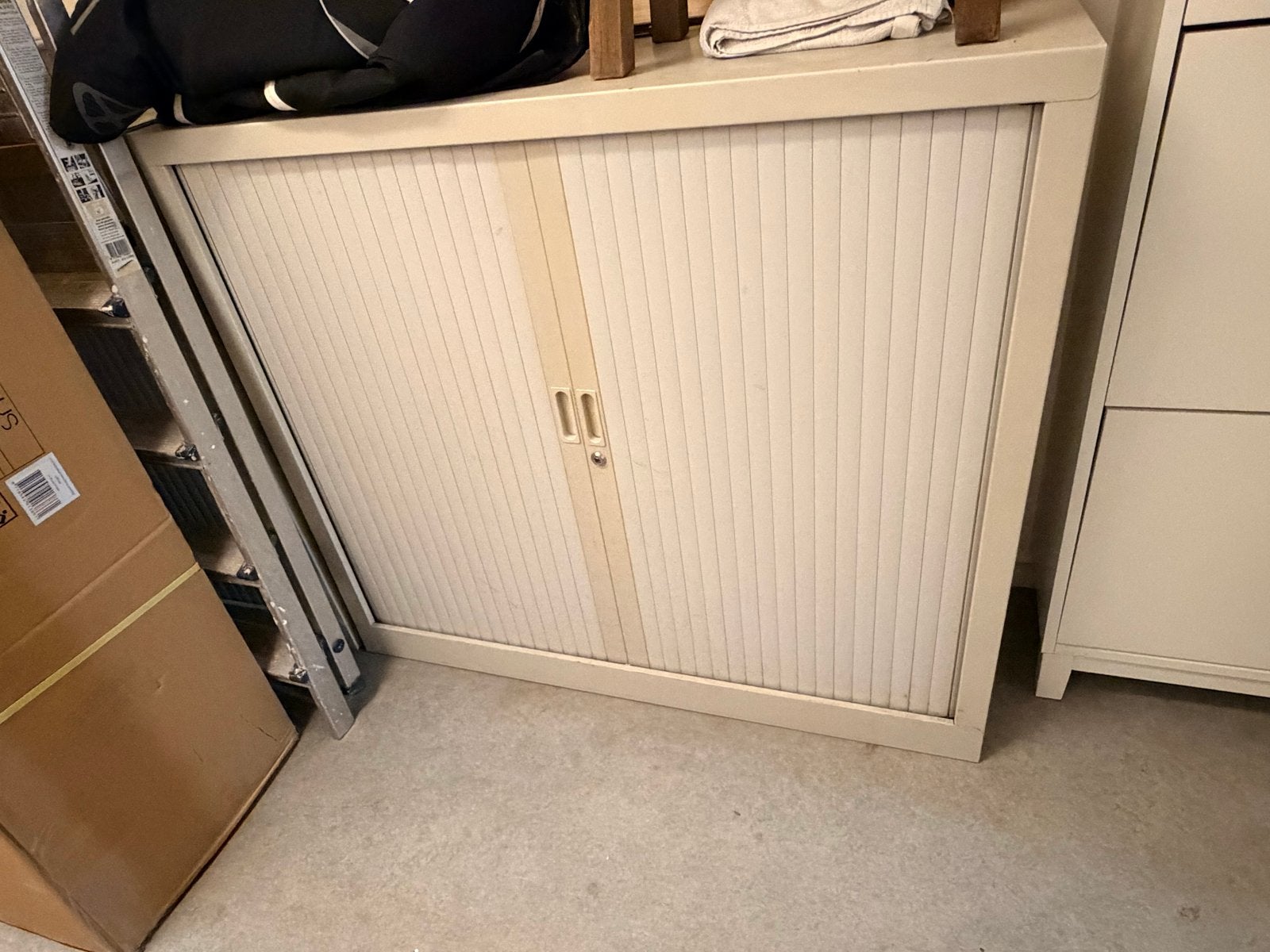 Metalen roldeurkast (2x), Ophalen, Gebruikt, 100 tot 150 cm, 100 tot 150 cm
