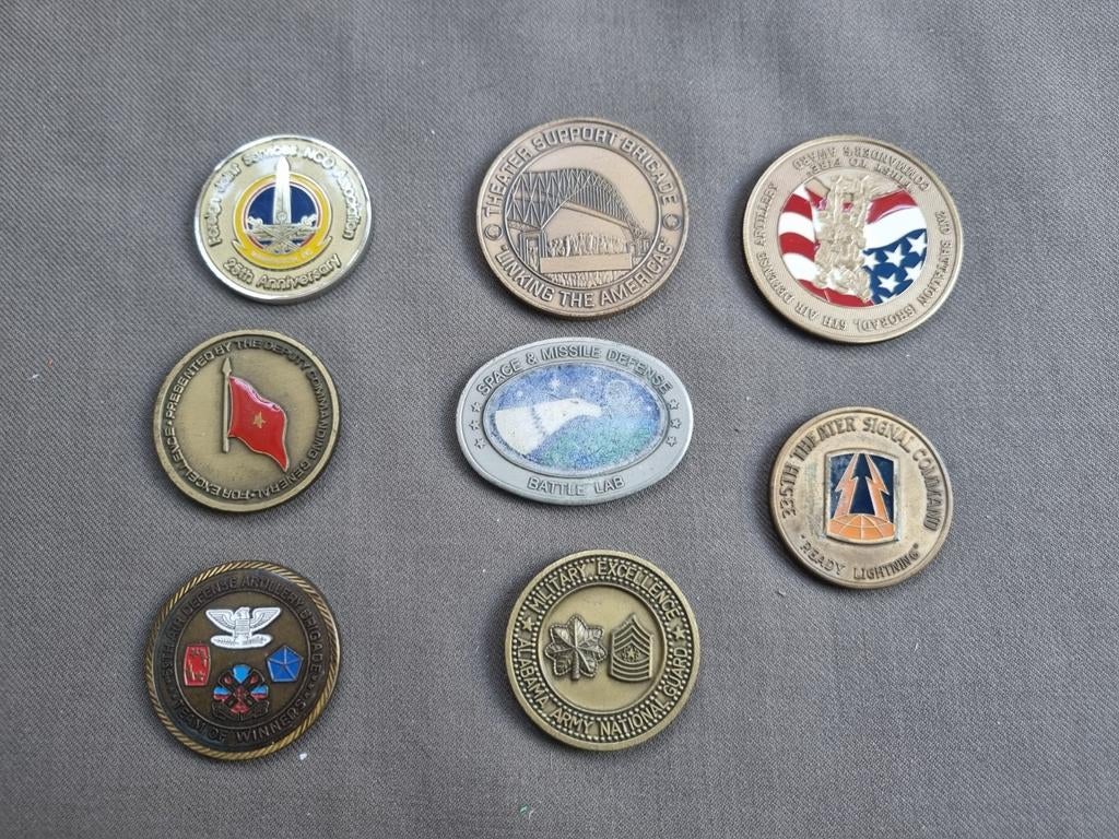 8 Amerikaanse militaire coins, Ophalen of Verzenden, Landmacht, Amerika, Embleem of Badge