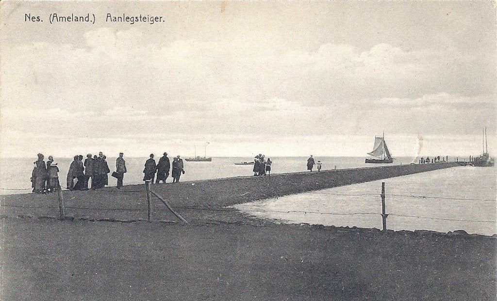 Nes (Ameland) Aanlegsteiger met mensen en boten 1939, Verzenden, 1920 tot 1940, Gelopen, Waddeneilanden