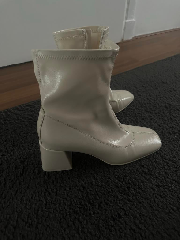 Mooie Stradivarius schoenen, twee keer gedragen, Ophalen of Verzenden, Zo goed als nieuw, Beige, Lage of Enkellaarzen