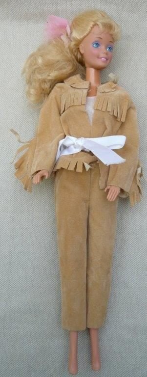 Nostalgische Barbie met beige suede pakje aan, Verzamelen, Poppen, Ophalen of Verzenden, Gebruikt, Pop