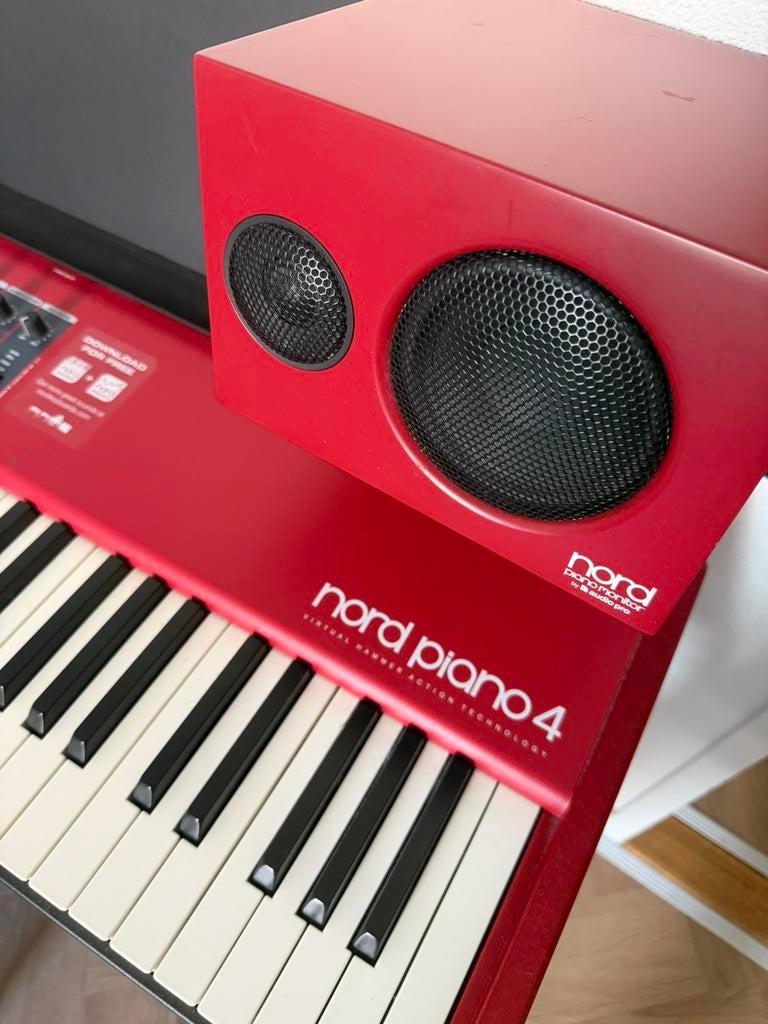 Nord Piano 4 met alles er op en eraan zgan, Ophalen, Zo goed als nieuw, 88 toetsen, Overige merken