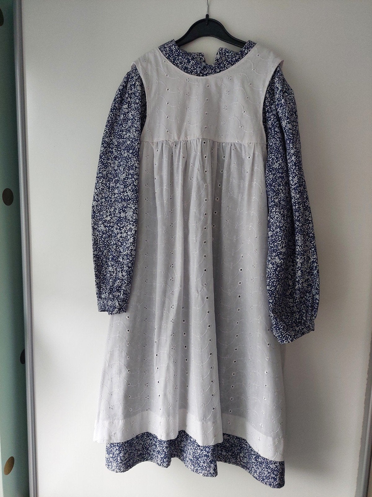 Verkleedjurk, boerin, witte broderie jurk met blauwe bloemen, Ophalen of Verzenden, Zo goed als nieuw