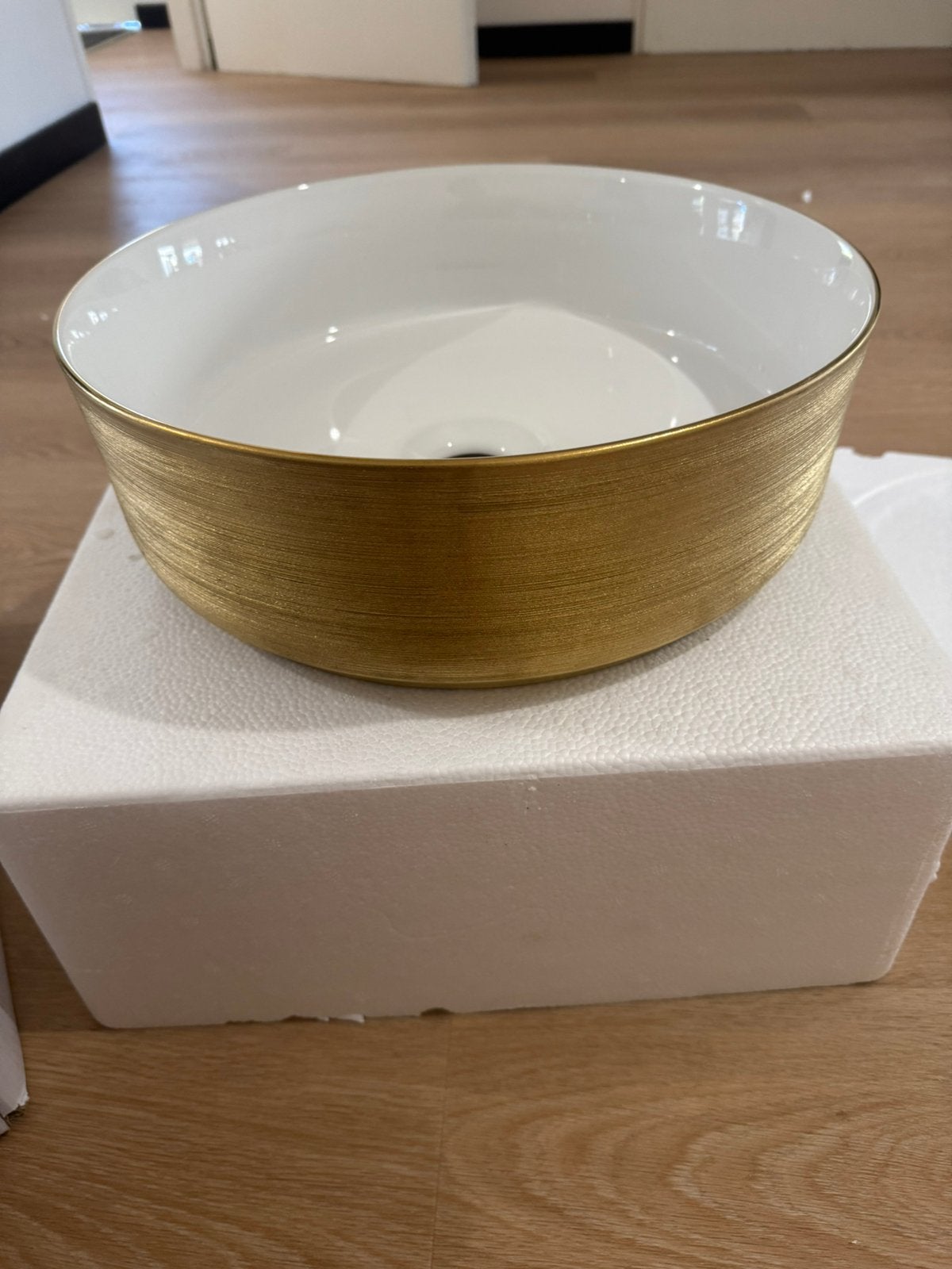Nieuw: Mundri waskom rond wit  Geborsteld goud, Ophalen of Verzenden, Nieuw, Wastafel