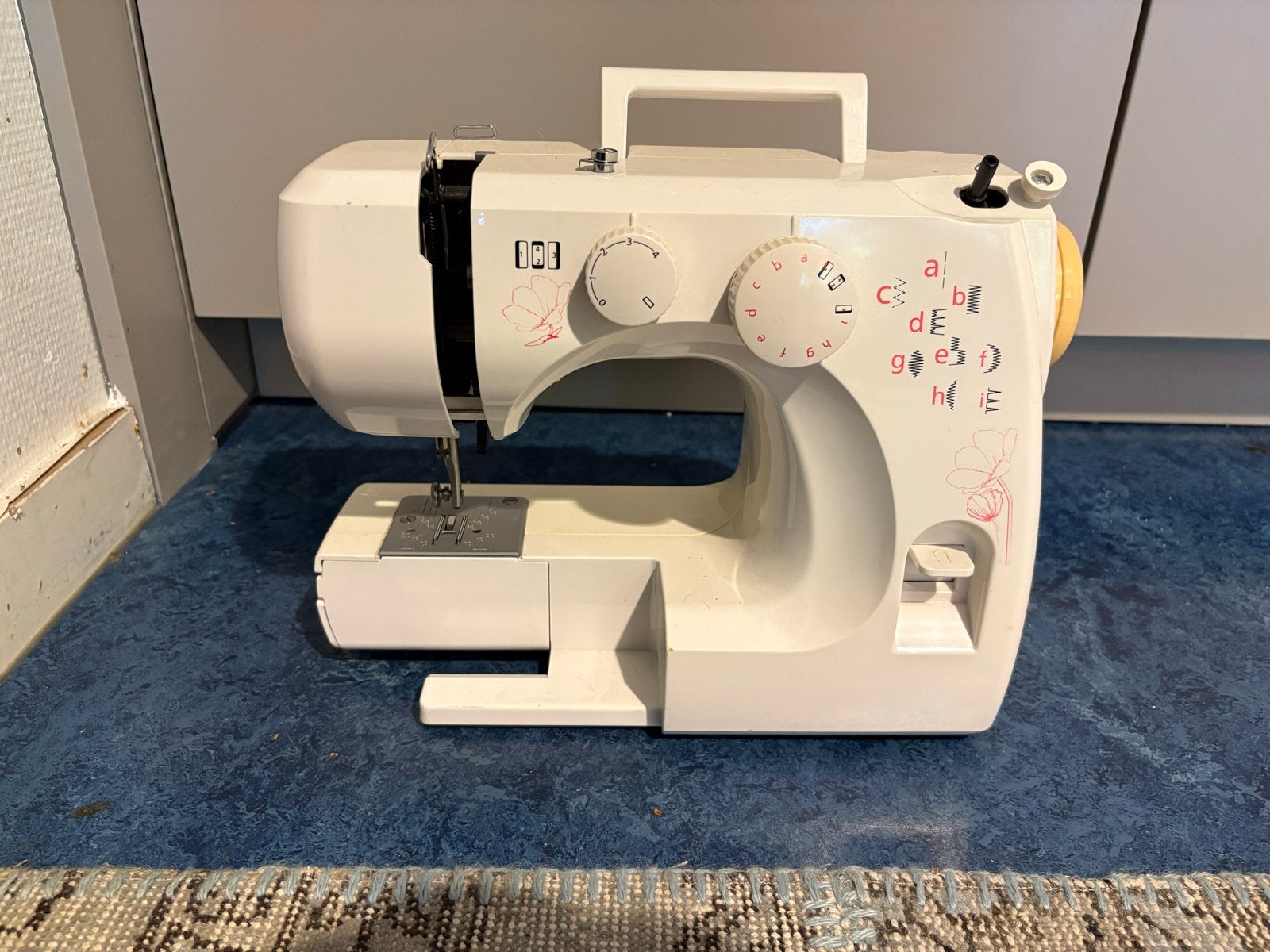 Kwantum Naaimachine zonder spoel, opzetstuk, stroomdraad, Hobby en Vrije tijd, Ophalen, Gebruikt, Naaimachine, Overige merken
