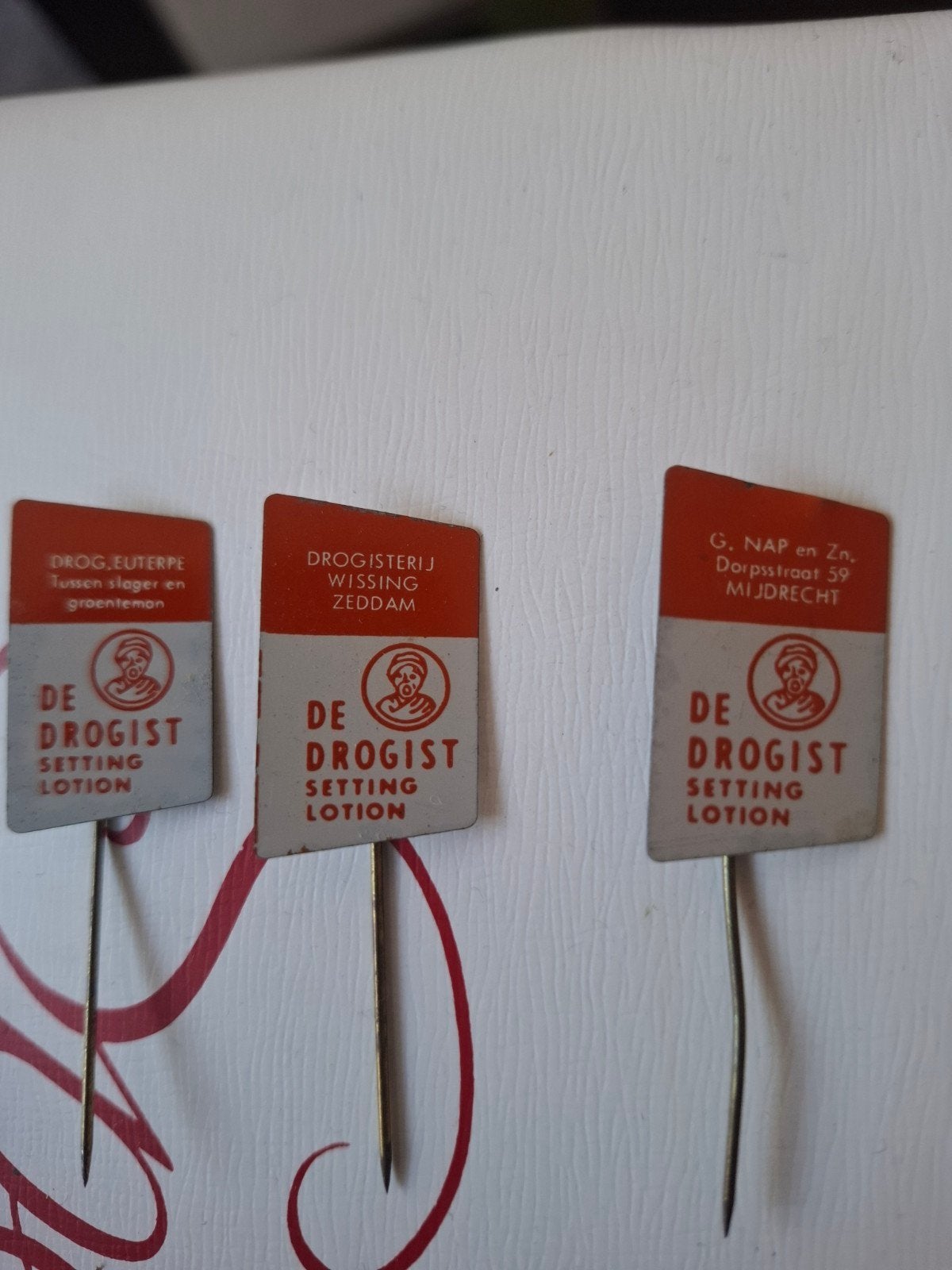 Vintage Drogisterij Speldjes - De Drogist Setting Lotion, Ophalen of Verzenden, Gebruikt, Overige onderwerpen, Speldje of Pin