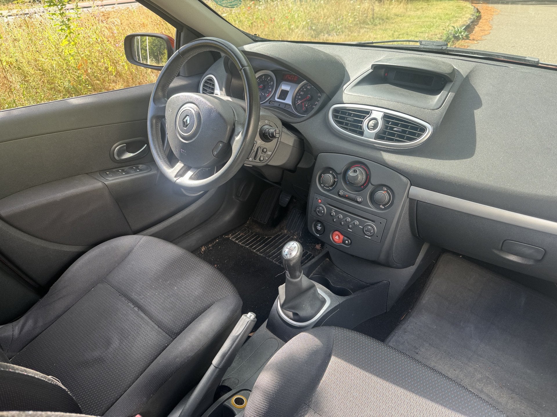 Renault Clio 1.4-16V Luxe, 5 DRS, AIRCO, RIJKLAAR (bj 2006), Auto's, Renault, Voorwielaandrijving, Gebruikt, 4 cilinders, Handgeschakeld