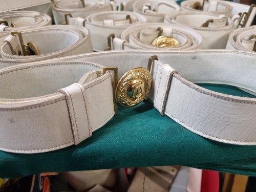 riemen wit leer 18 stuks met messing sluiting, Kleding | Dames, Riemen en Ceinturen, Ophalen of Verzenden, 'T Olde Gre-j, Info@toldegrej.nl