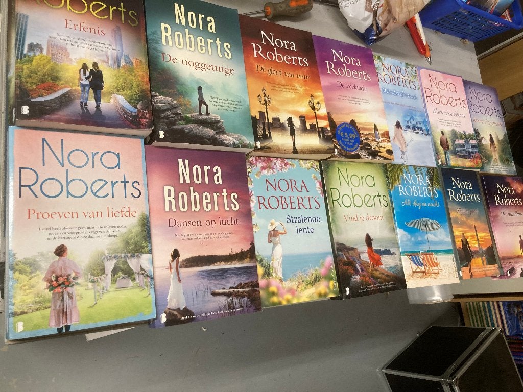 T.K. nog ca. 56 boeken van Nora Roberts Zie actuele lijst, Ophalen of Verzenden, Gelezen, Nora Roberts, Wereld overig