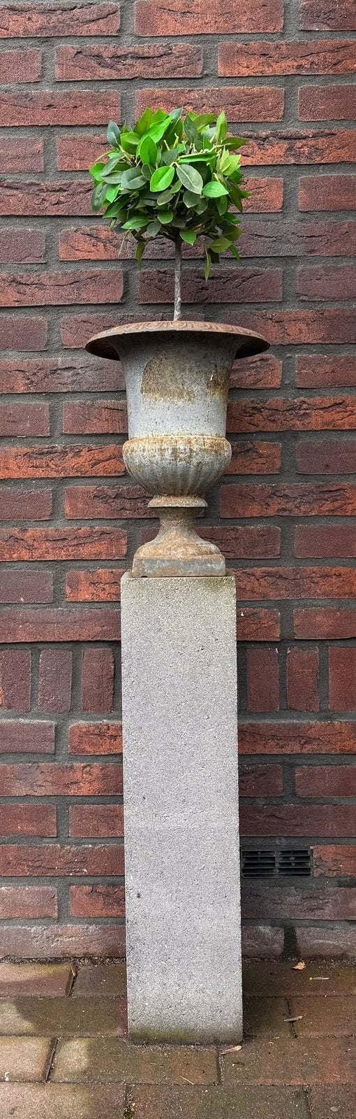 2 kleine Gietijzeren potten op pilaar, Ophalen, Gebruikt