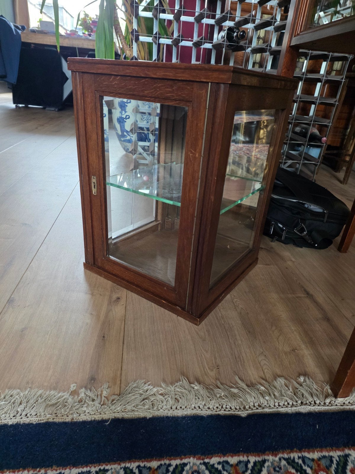 Antieke vitrinekast met geslepen glas en werkend slot, Antiek en Kunst, Antiek | Meubels | Kasten, Ophalen