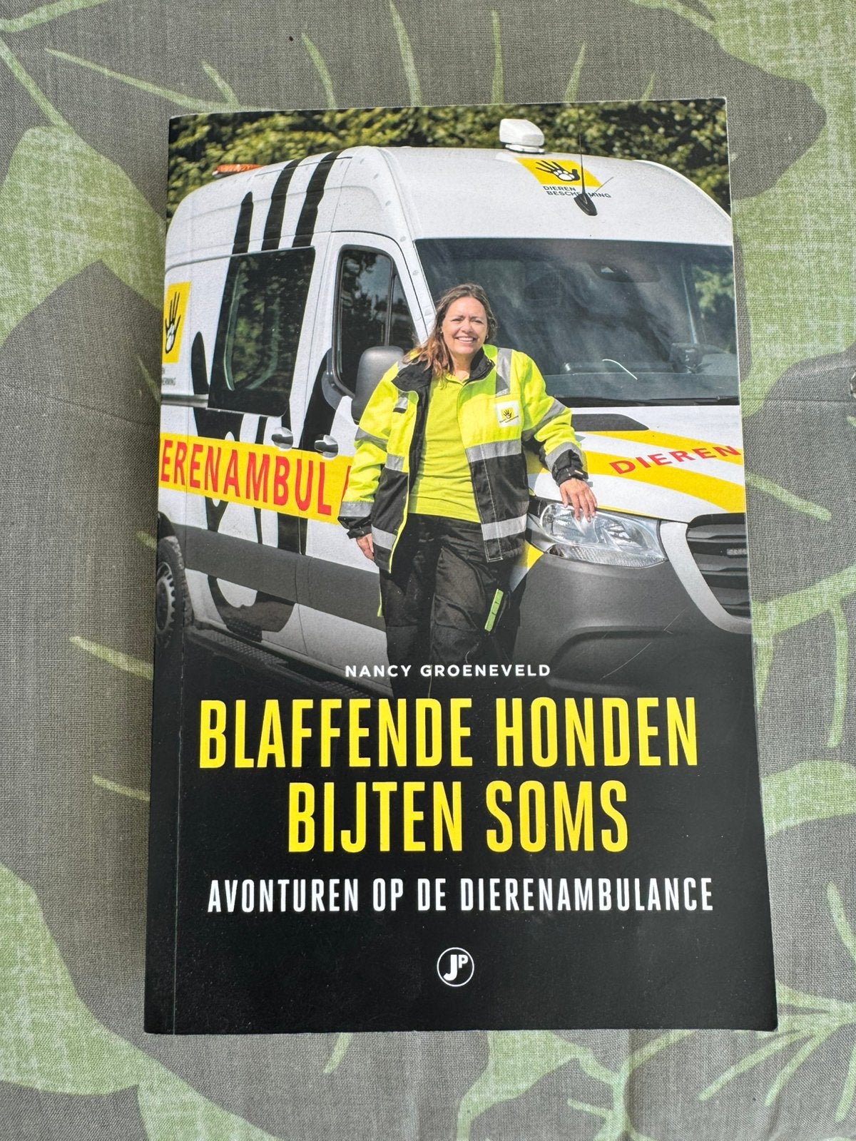 Nancy Groeneveld - Blaffende honden bijten soms, Ophalen of Verzenden, Zo goed als nieuw, Nancy Groeneveld