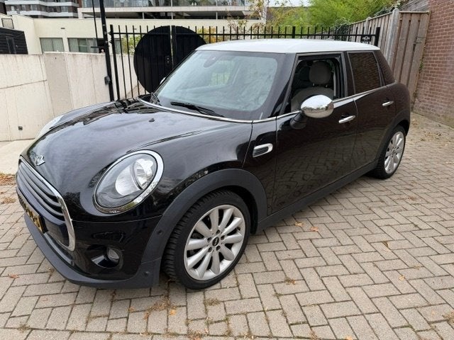 Mini 1.5 Cooper 5D AUT 2017 Zwart/wit dak,chrome spiegels!, Auto's, 136 pk, Beige, Zwart, Leder