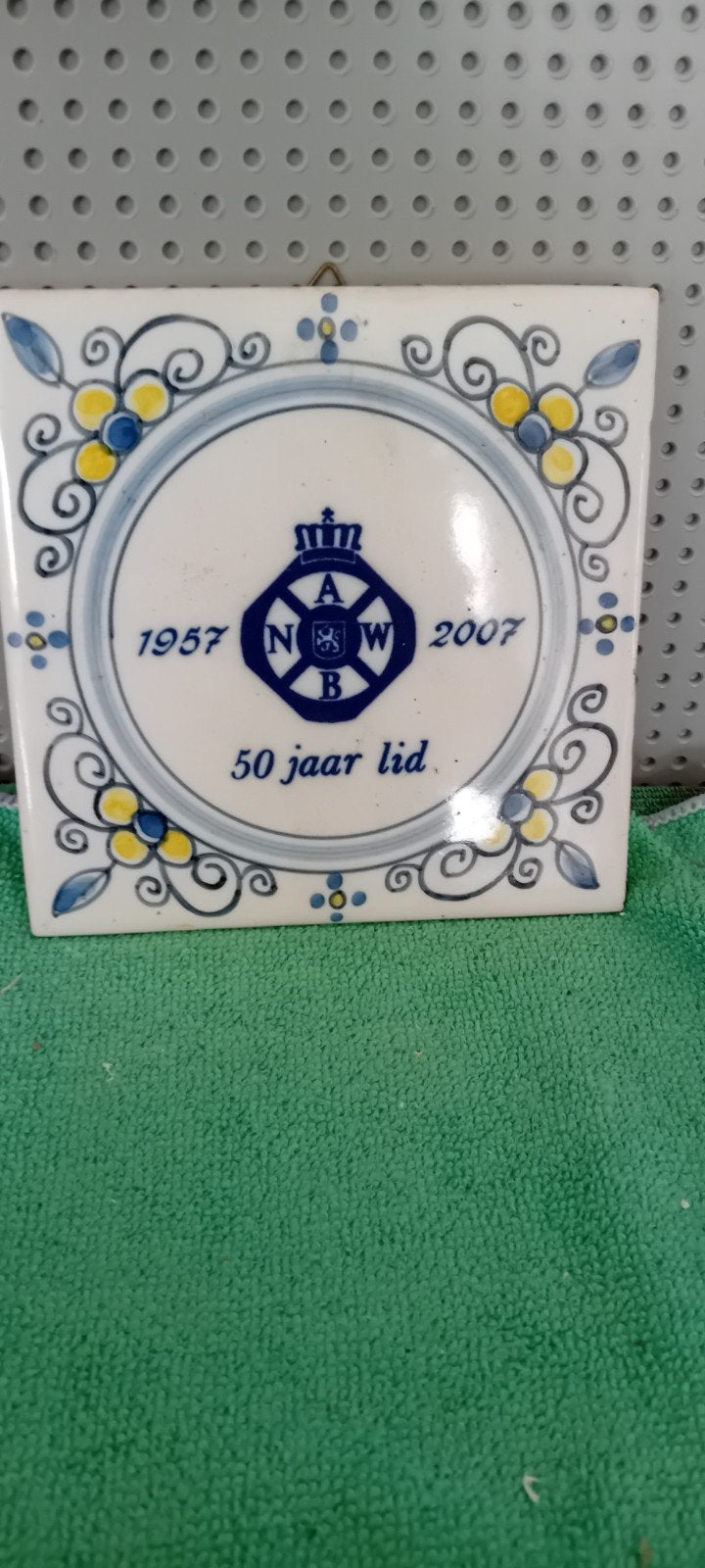 MAKKUM. Tegeltje ANWB tgv 50 jarig lidmaatschap., Antiek en Kunst, Antiek | Wandborden en Tegels, Ophalen of Verzenden