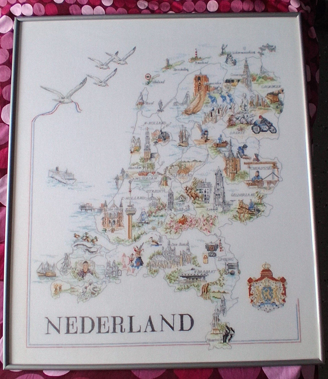 Kaart Nederland. Fijn borduurwerk. Gekaderd.  74/85 cm., Ophalen