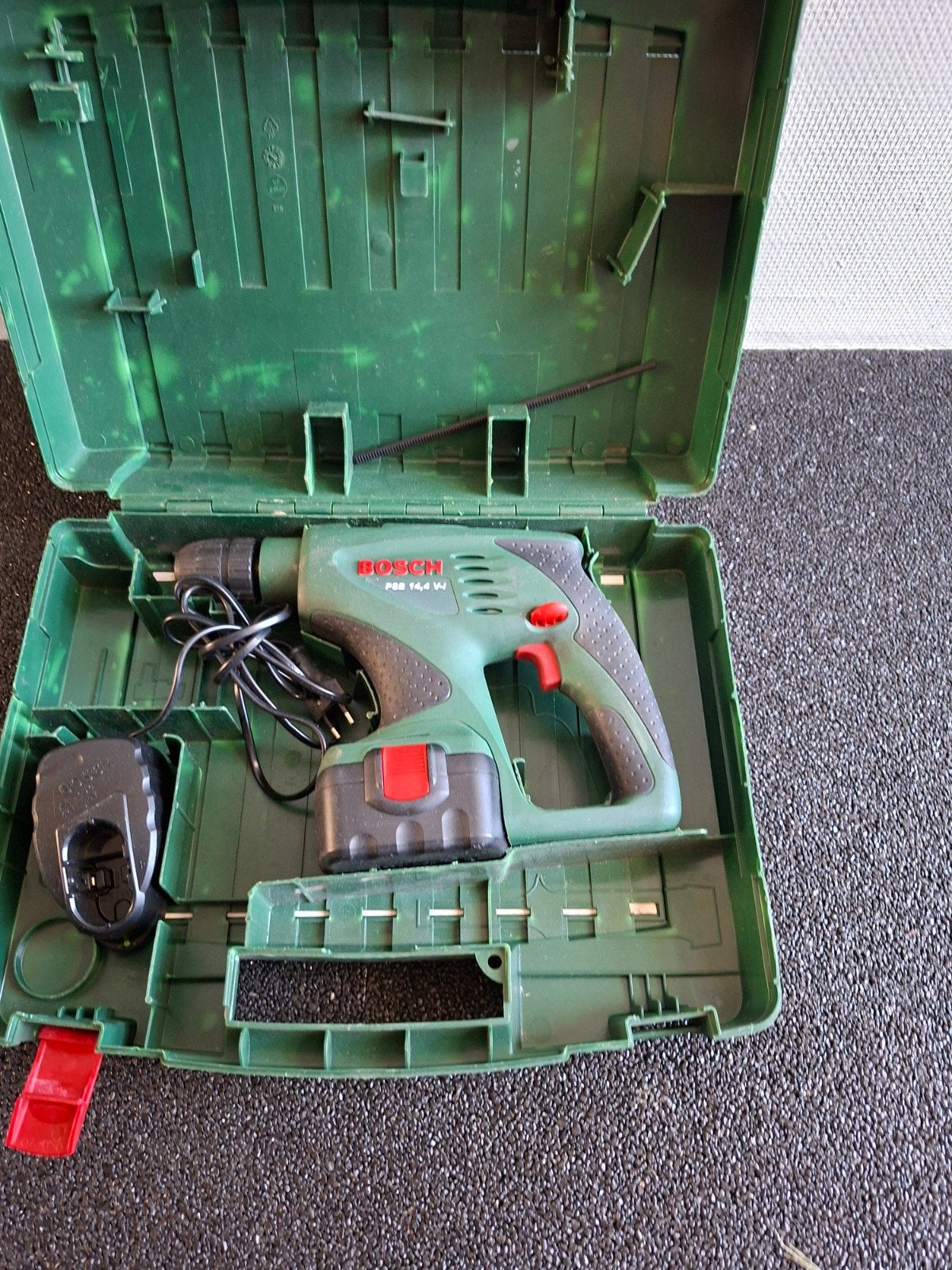 Bosch PSB 14,4 V Accuboormachine met oplader en koffer, Ophalen of Verzenden, Gebruikt, Minder dan 400 watt, Boor- en Schroefmachine