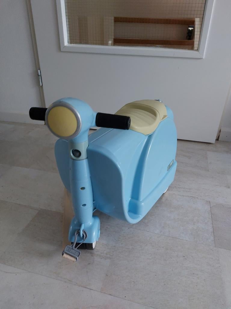 Blauwe loopscooter kinderkoffer met gele zitting, Kinderen en Baby's, Speelgoed | Buiten | Voertuigen en Loopfietsen, Ophalen of Verzenden