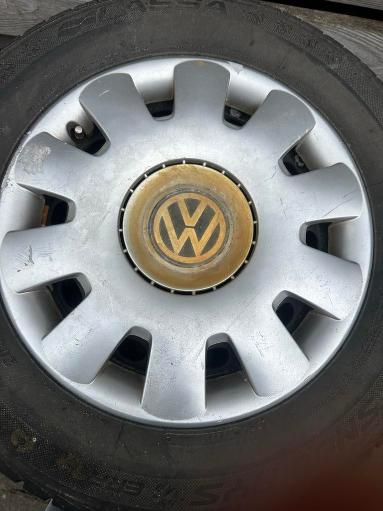 4x Winterbanden met velgen - 205/65 R15 - VW, Ophalen of Verzenden, Zo goed als nieuw