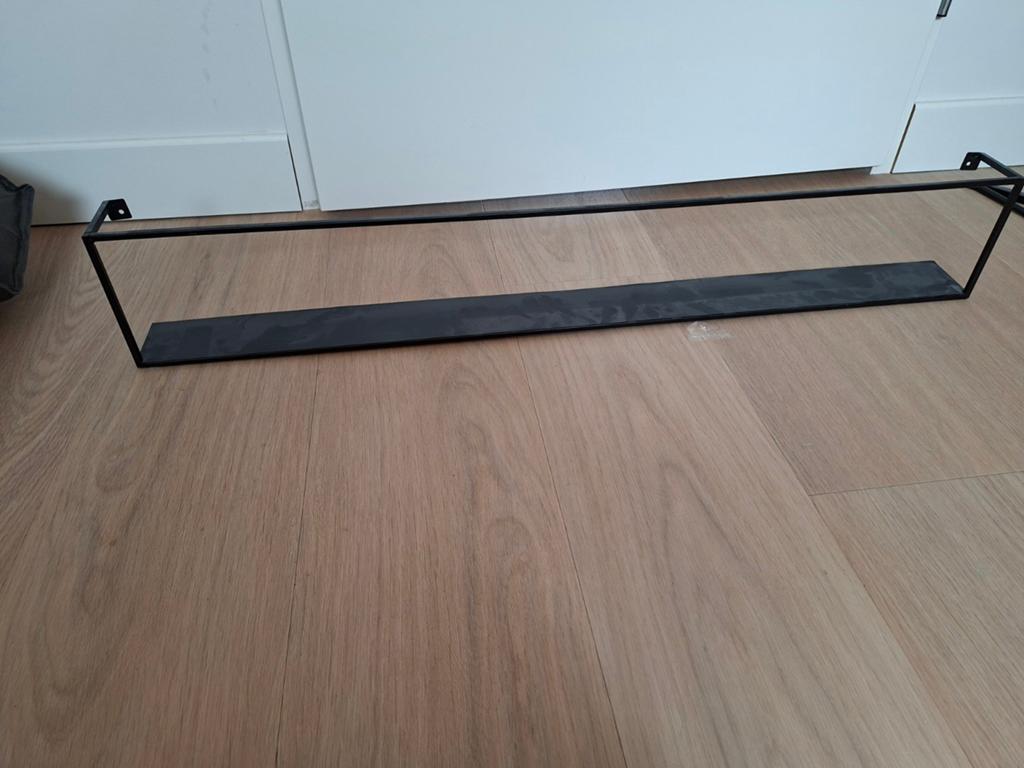 Woood wandplank zwart metaal, Ophalen, Zo goed als nieuw