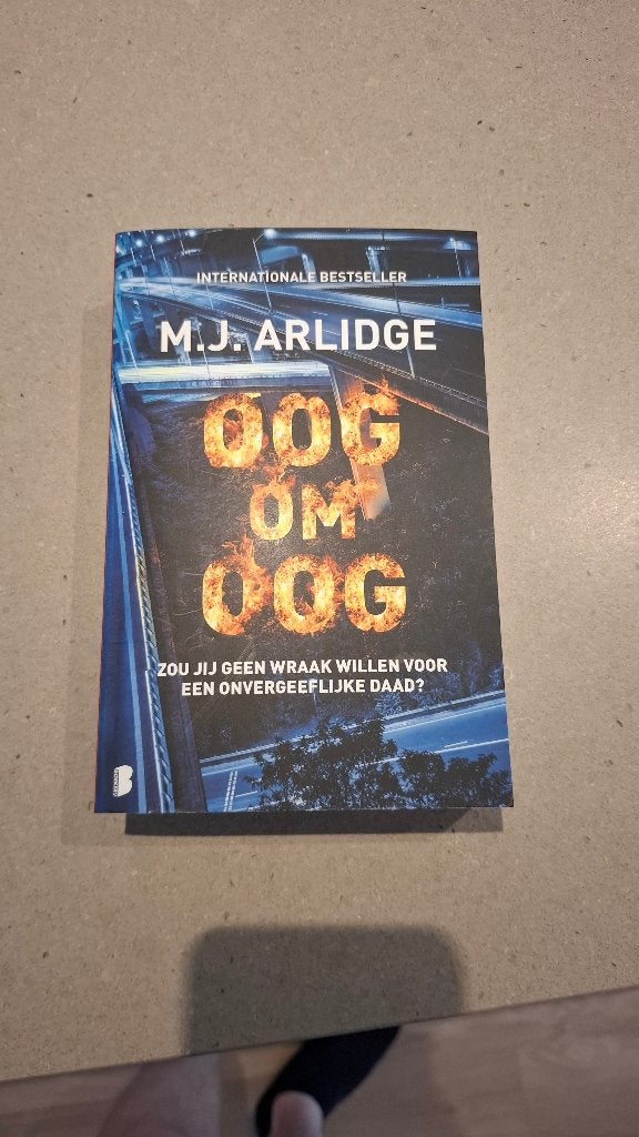 M.J. Arlidge - Oog om opg, Ophalen, Zo goed als nieuw, Nederland, M.J. Arlidge
