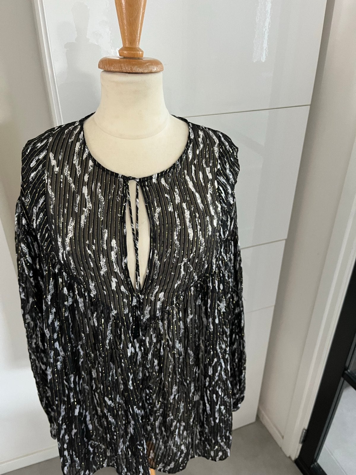 IRO blouse maat 44 zwart met wit/goud patroon, Ophalen of Verzenden, Gedragen, Maat 42/44 (L), Zwart