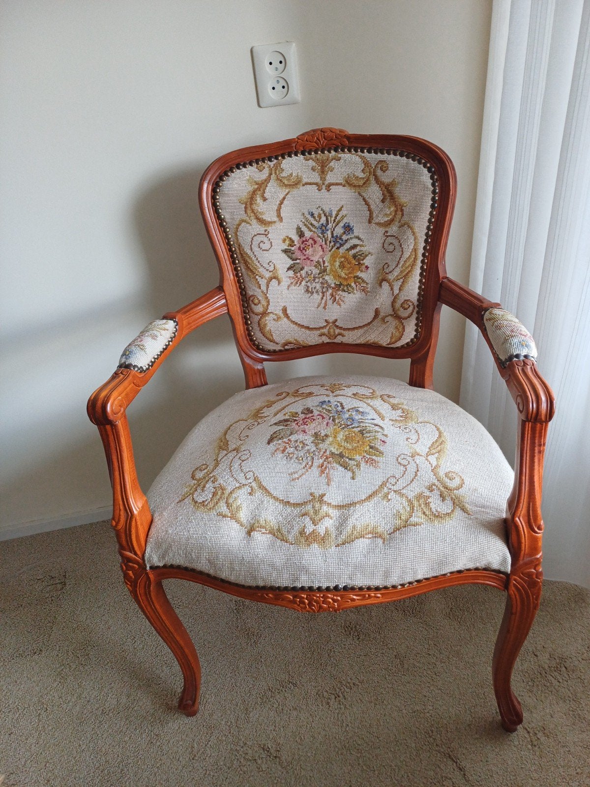 Vintage stoel met geborduurde bekleding, Ophalen