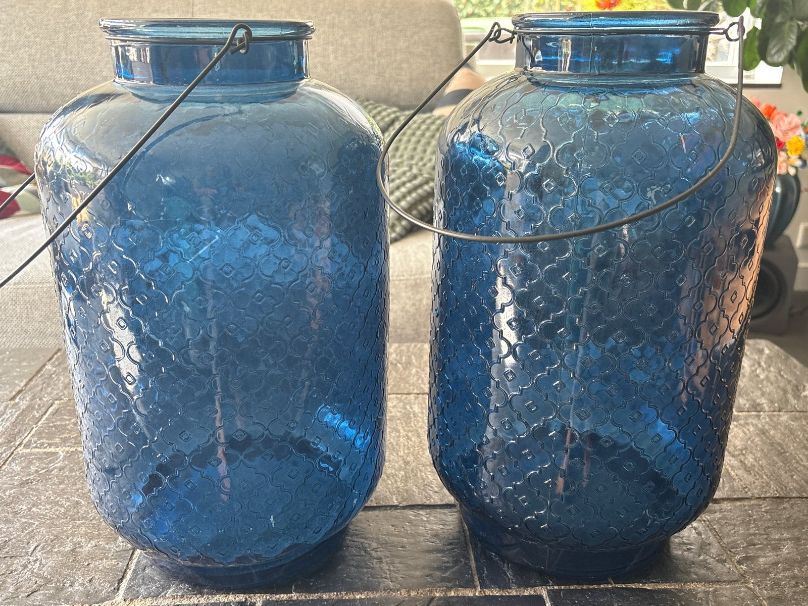 Grote blauwe glazen vazen met motief en hengsel (2 stuks), Ophalen