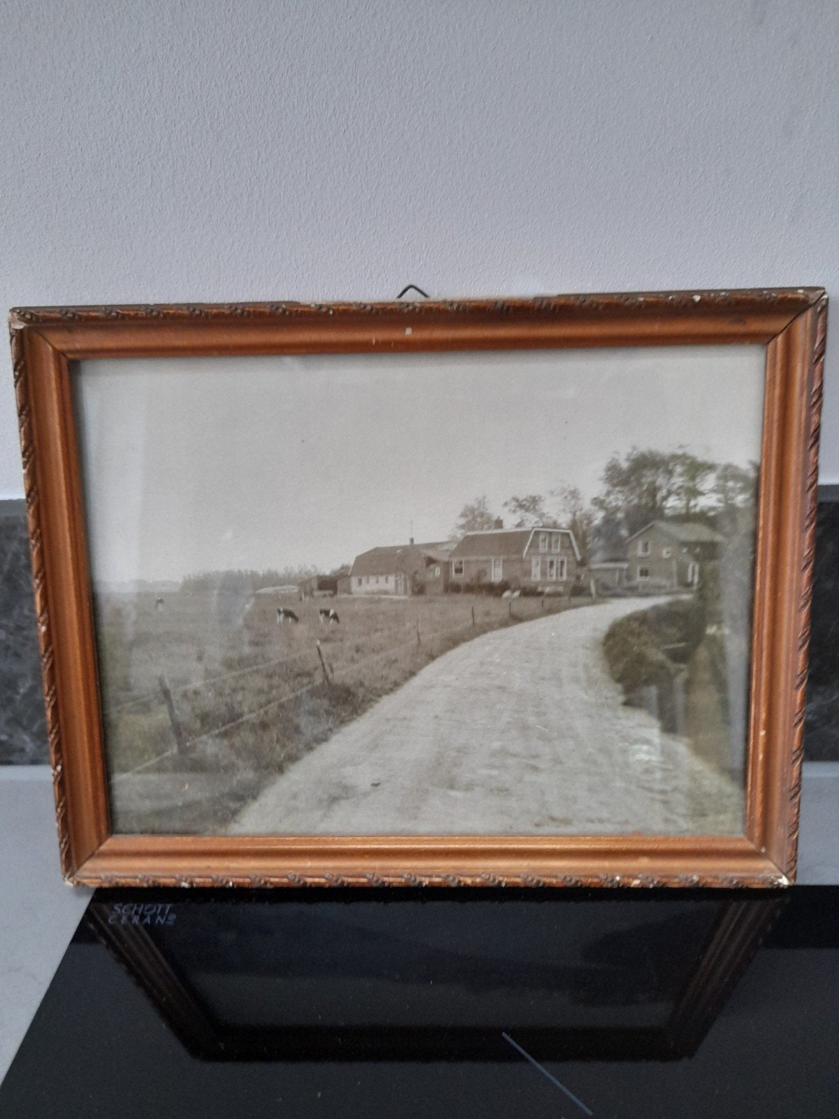 Oude foto boerderij met koeien in houten lijst, Ophalen of Verzenden