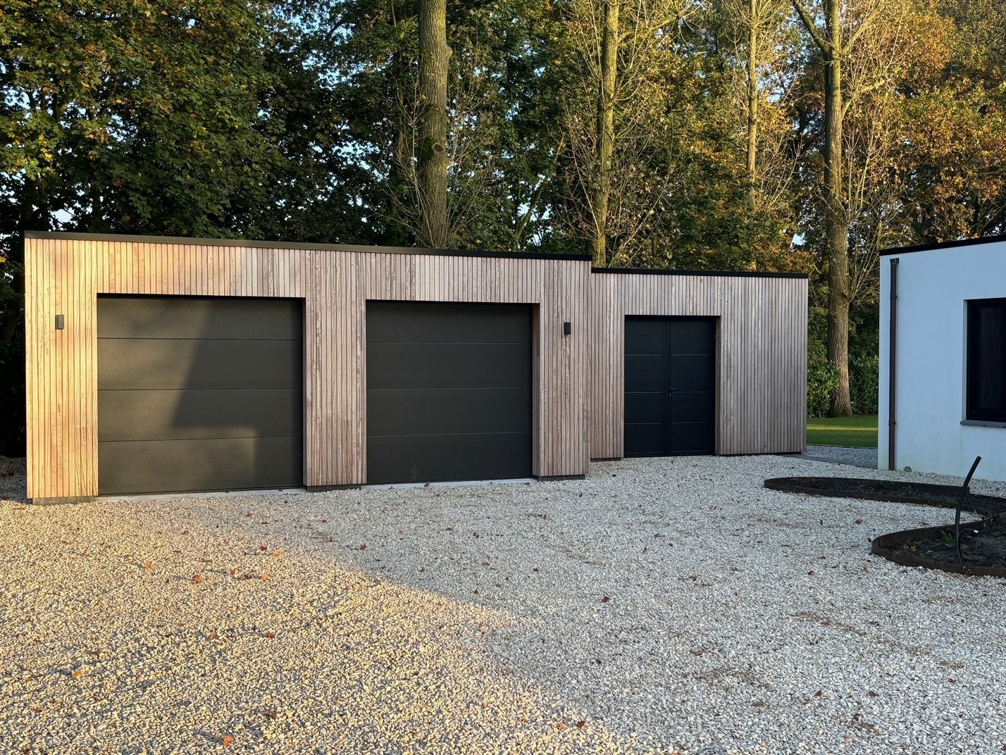 Luxe Nieuwe geisoleerde Garagedeuren ISO40 evt montage NL
