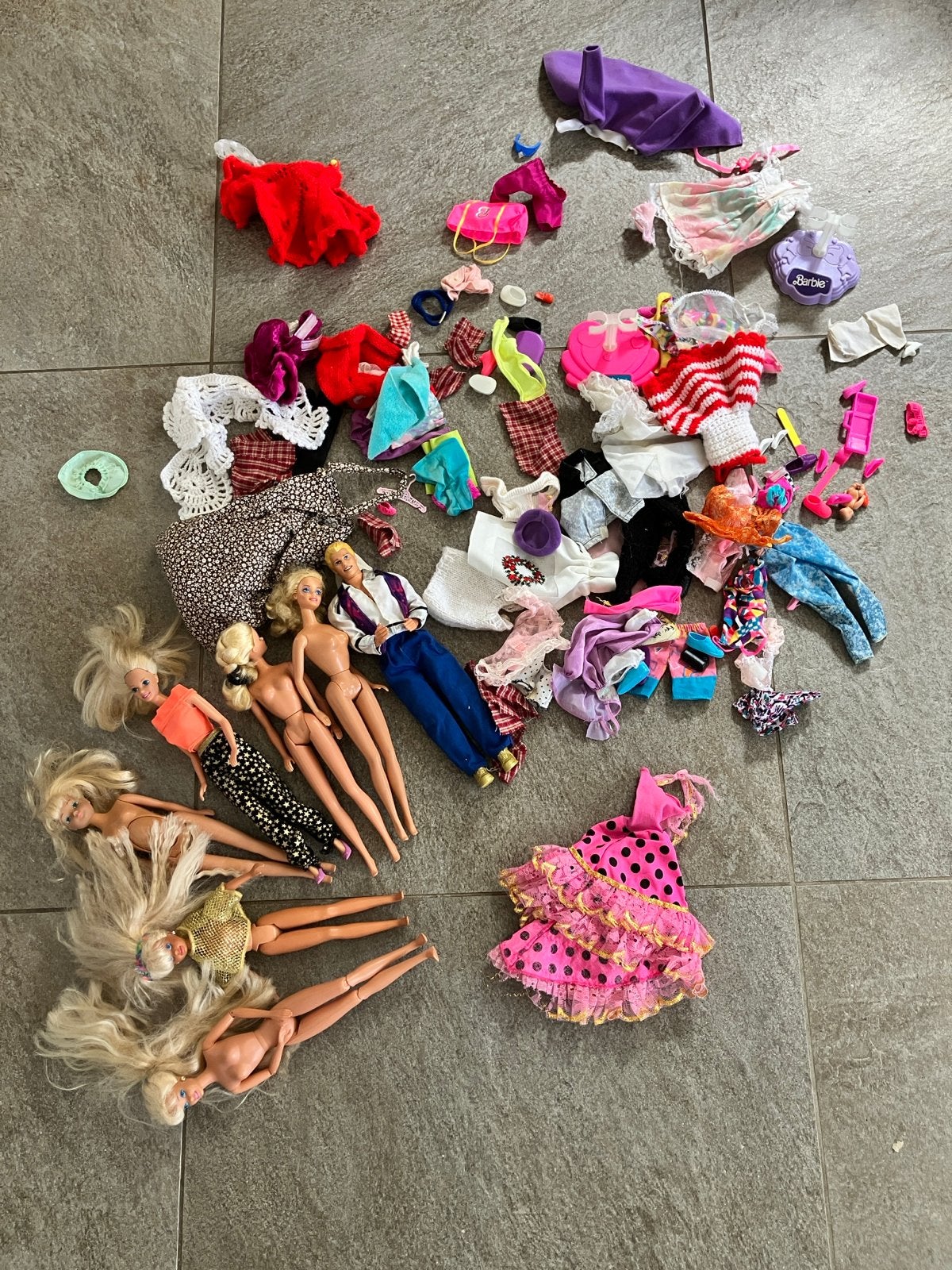 5 Barbies en 1 Ken met veel kleding en accessoires, Ophalen, Gebruikt, Barbie