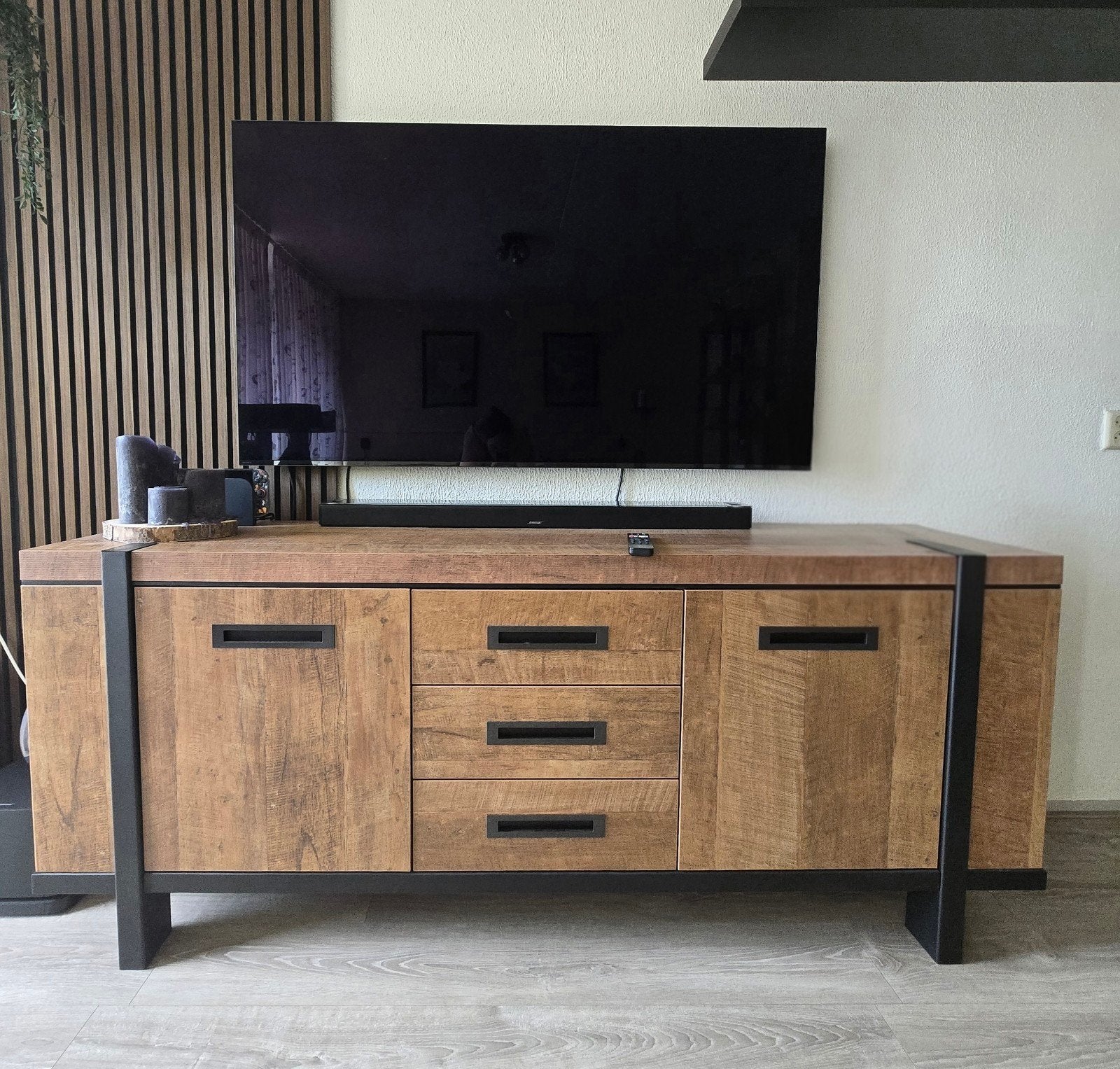 Robuust dressoir van mangohout met metalen accenten, Met lade(s), Industrieel, Landelijk, 150 tot 200 cm, Zo goed als nieuw