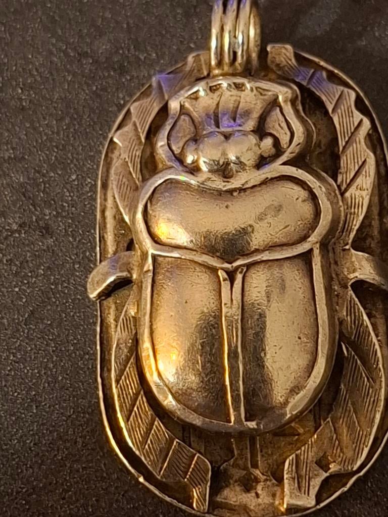 Zilverkleurige hanger met scarabee en hiërogliefen, Ophalen of Verzenden