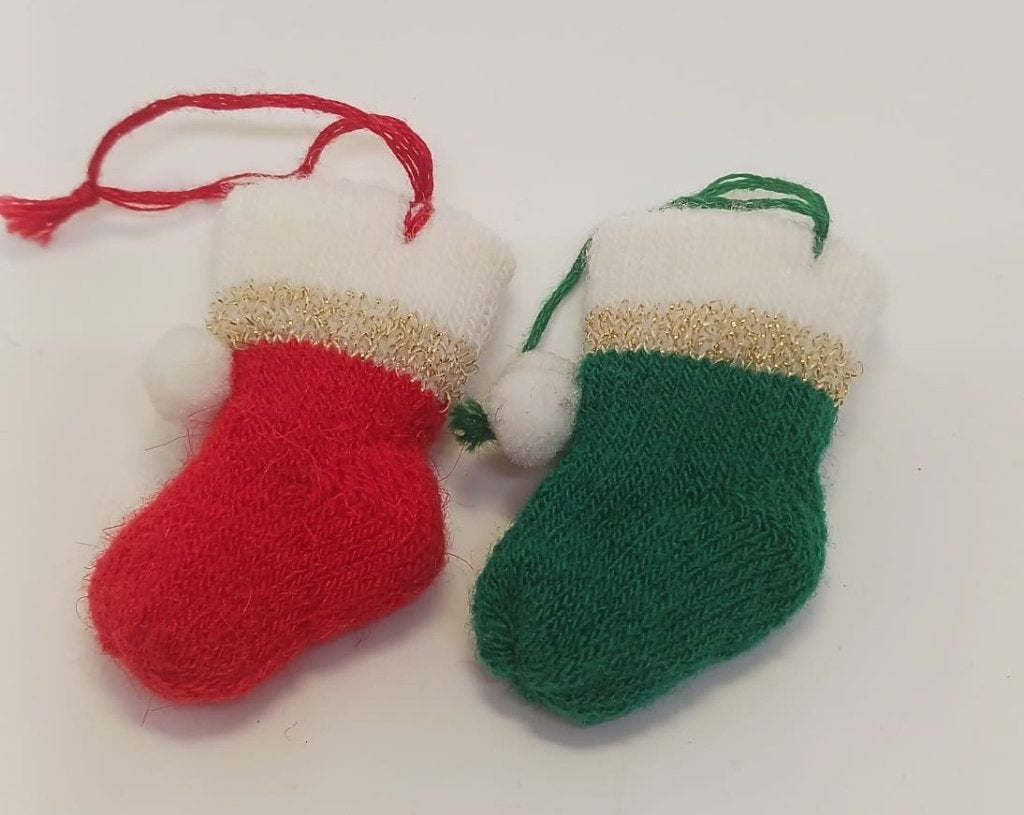 Gebreide mini Kerstsokjes Kerstboomhangers rood en groen, Ophalen of Verzenden, Zo goed als nieuw
