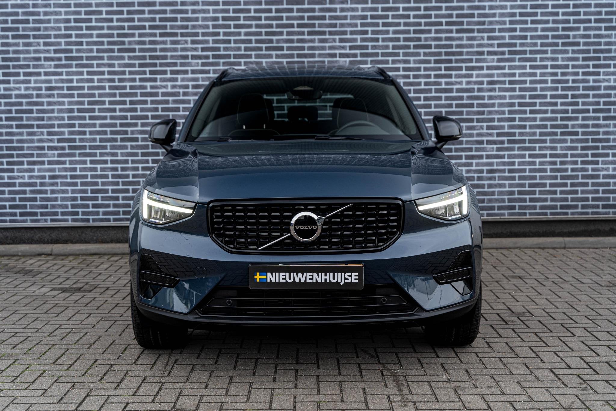 Volvo XC40 2.0 B4 Plus Dark | Trekhaak | Panoramadak | Harma, Auto's, Gebruikt, 4 cilinders, Blauw, Leder en Stof