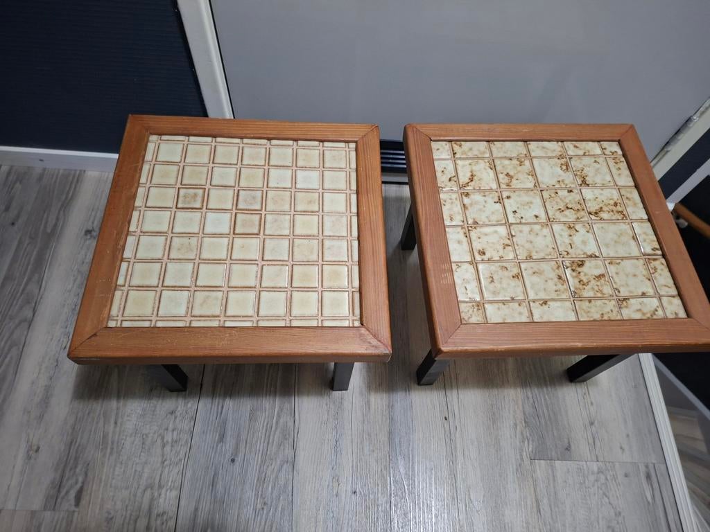 Set van 2 vintage bijzettafels met tegels, Huis en Inrichting, Tafels | Bijzettafels, Ophalen, Minder dan 45 cm, Minder dan 55 cm