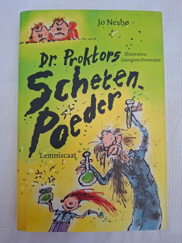 Dr. Proktors Schetenpoeder - Jo Nesbø (Kinderboek), Boeken, Kinderboeken | Jeugd | 10 tot 12 jaar, Ophalen of Verzenden, Zo goed als nieuw