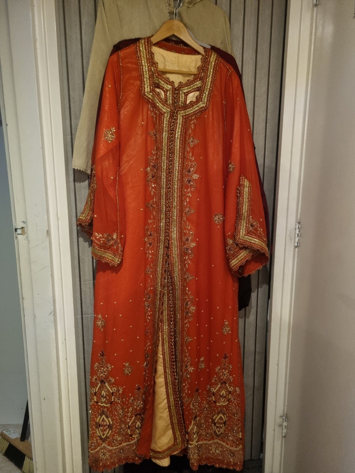 Prachtige Oranje Kaftan met Gouden Borduurwerk, Overige typen, Maat 42/44 (L), Oranje, Ophalen of Verzenden