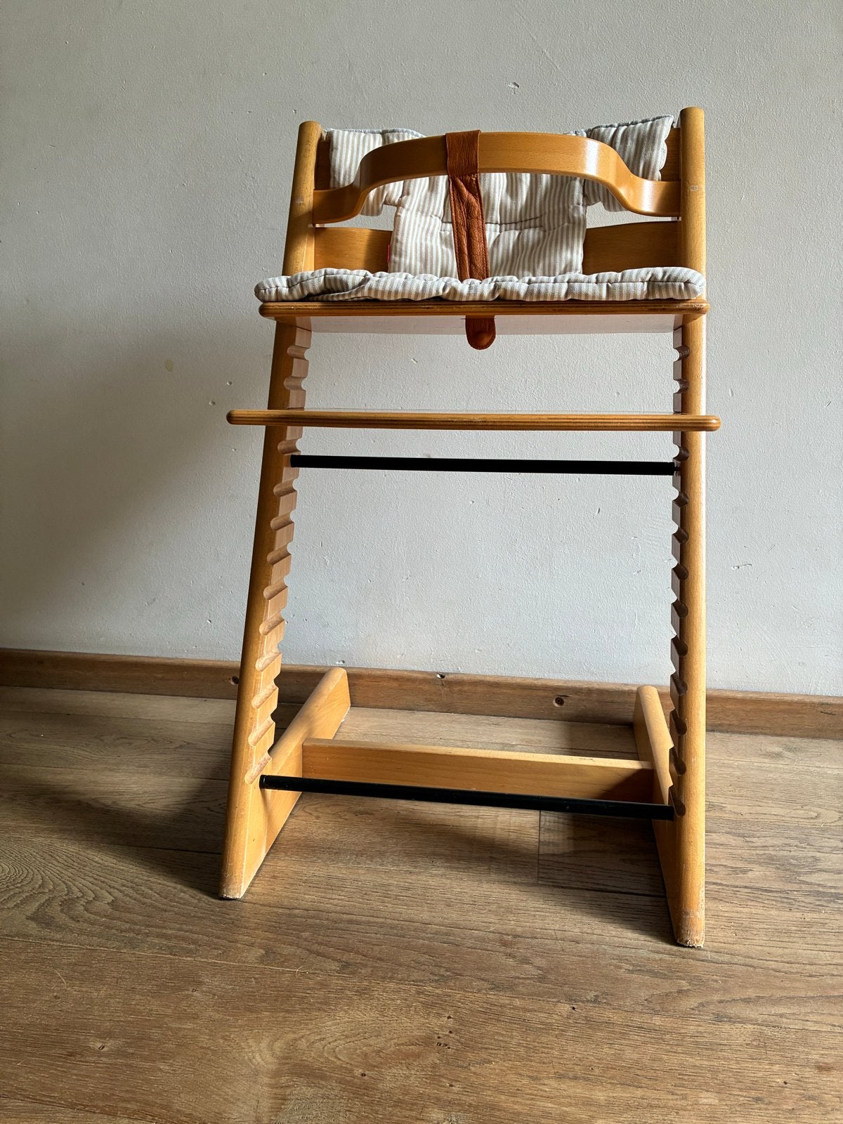 Stokke Tripp Trapp meegroeistoel met kussens en gordel, Kinderen en Baby's, Kinderstoelen, Ophalen, Gebruikt, Meegroeistoel, Gordel(s)