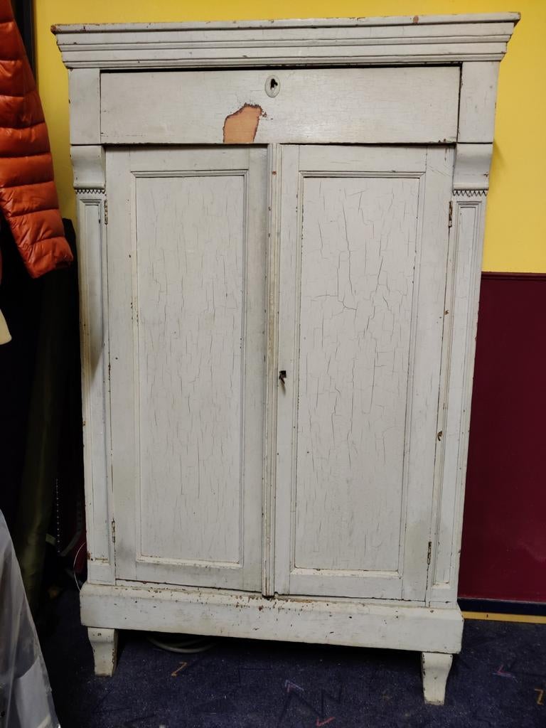 Antieke houten meidenkast, Ophalen