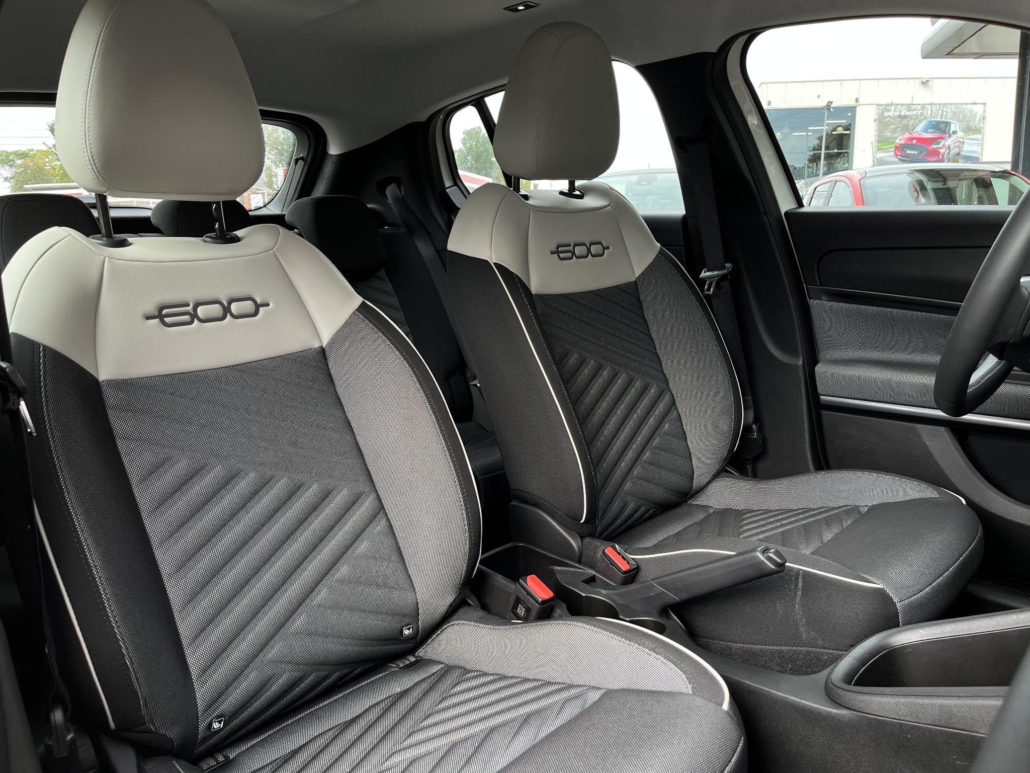 Fiat 600 1.2 Hybrid Urban | Apple-Android | Cruise control |, 145 pk, Gebruikt, 1199 cc, Wit