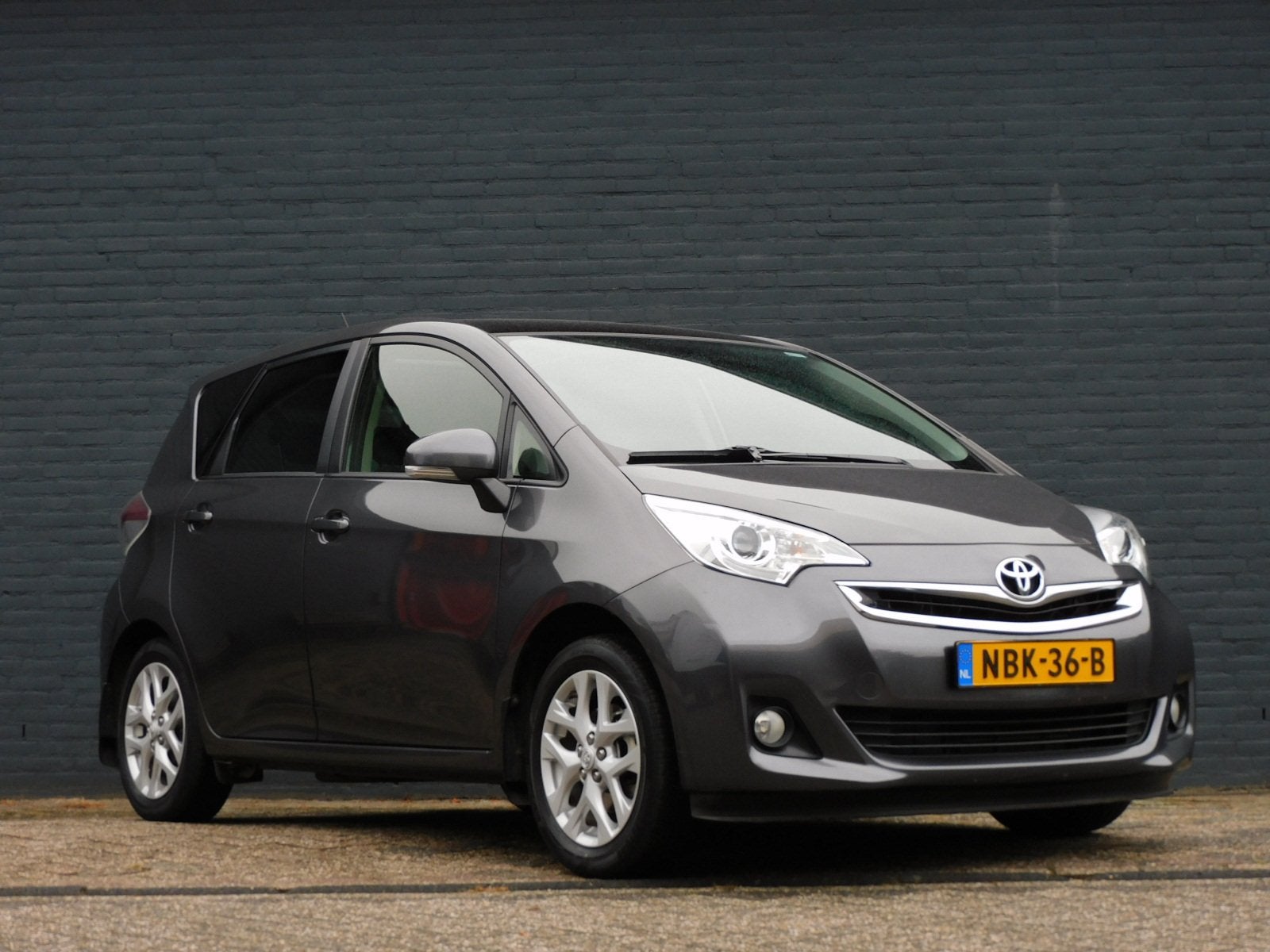 Toyota Verso-S 1.3 VVT-i Trend 1e EIGENAAR! DEALER ONDERHOUD, Auto's, Voorwielaandrijving, Gebruikt, Zwart, 4 cilinders