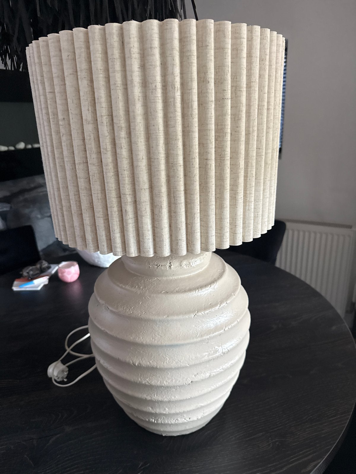 Stijlvolle tafellamp met geplooide kap, Ophalen of Verzenden, Gebruikt, Stof, 50 tot 75 cm