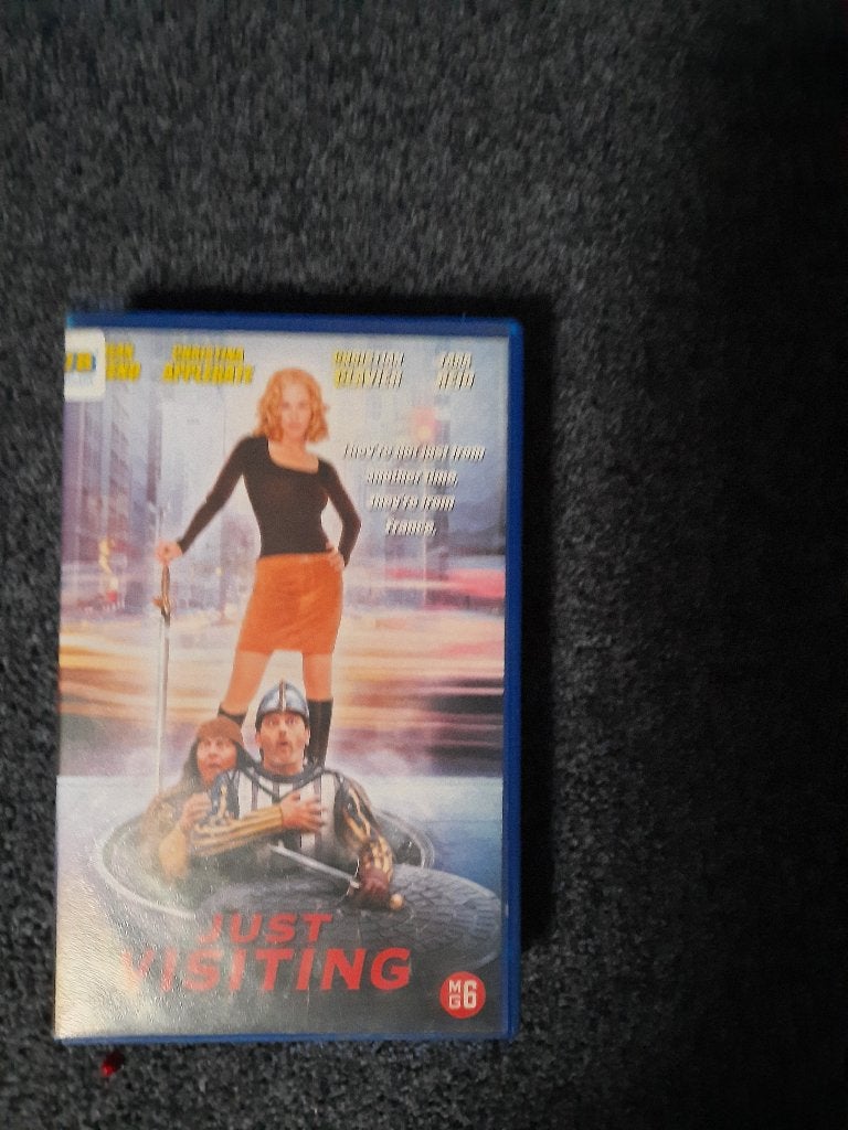 JUST VISITING! Komedie met Jean Reno e.v.a Op VIDEO!, Cd's en Dvd's, VHS | Film, Verzenden, Alle leeftijden, Zo goed als nieuw