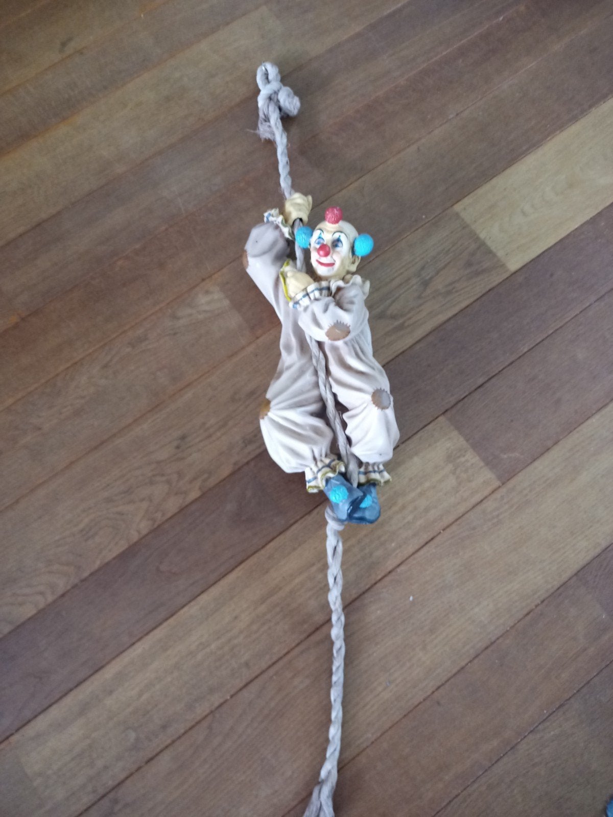 Vintage zeldzaam hangend clown beeld door jun asilo, Verzamelen, Ophalen of Verzenden, Zo goed als nieuw, Mens