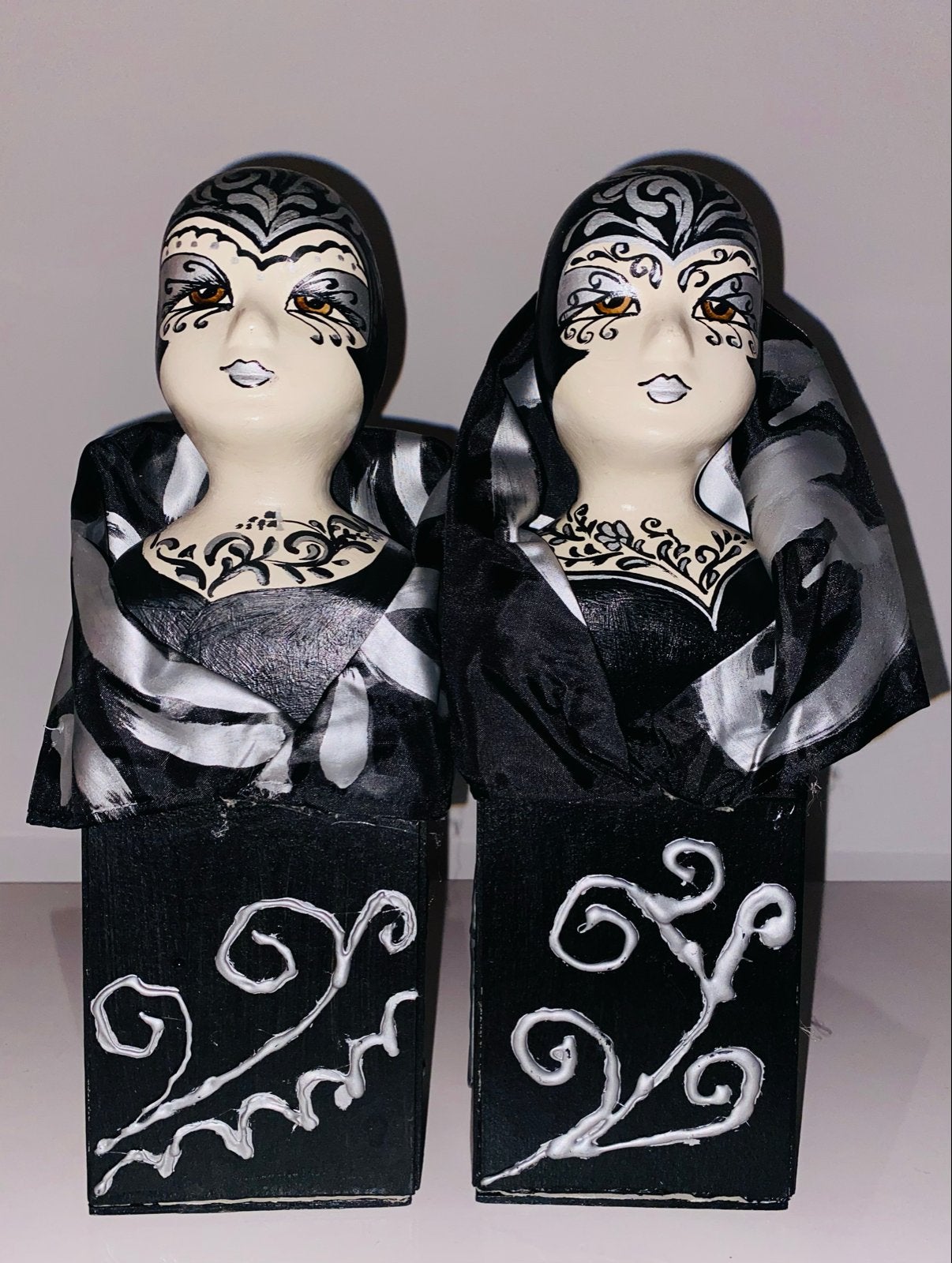 Marijke Kok handgemaakte beeldjes, zwart/wit, set van 2, Antiek en Kunst, Buste, Ophalen of Verzenden, Handgemaakt, 20 - 50 cm